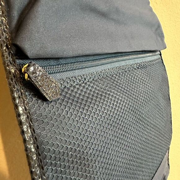 clé de peau | navy and gold hanging makeup bag removable bag included - Picture 7 of 9